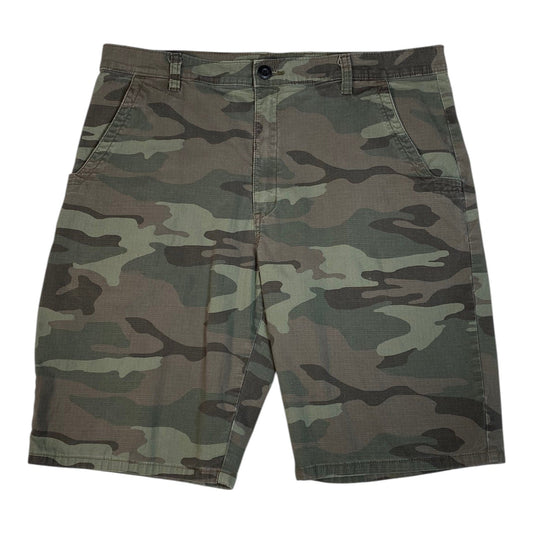 Digg It Thrift & Vintage Dickies woodland camo shorts in size 36 with a classic button and zip fly closure.