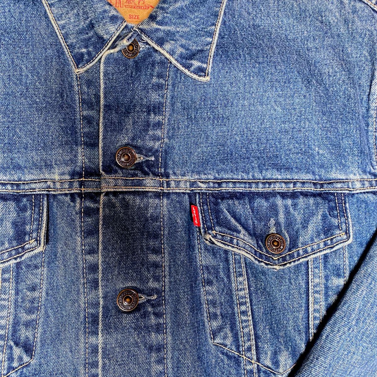 Digg It Thrift & Vintage Levi's blue denim trucker jacket with classic metal buttons and red tab detail