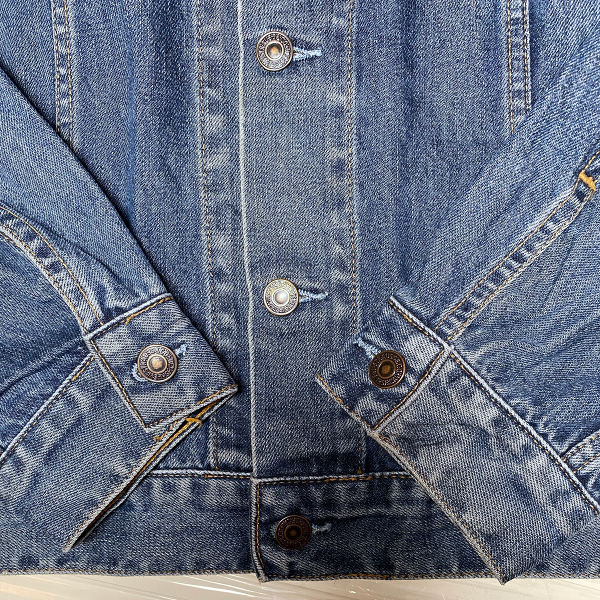 Digg It Thrift & Vintage Levi's blue denim trucker jacket with branded metal buttons and classic stitching detail