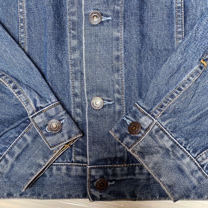 Digg It Thrift & Vintage Levi's blue denim trucker jacket with branded metal buttons and classic stitching detail