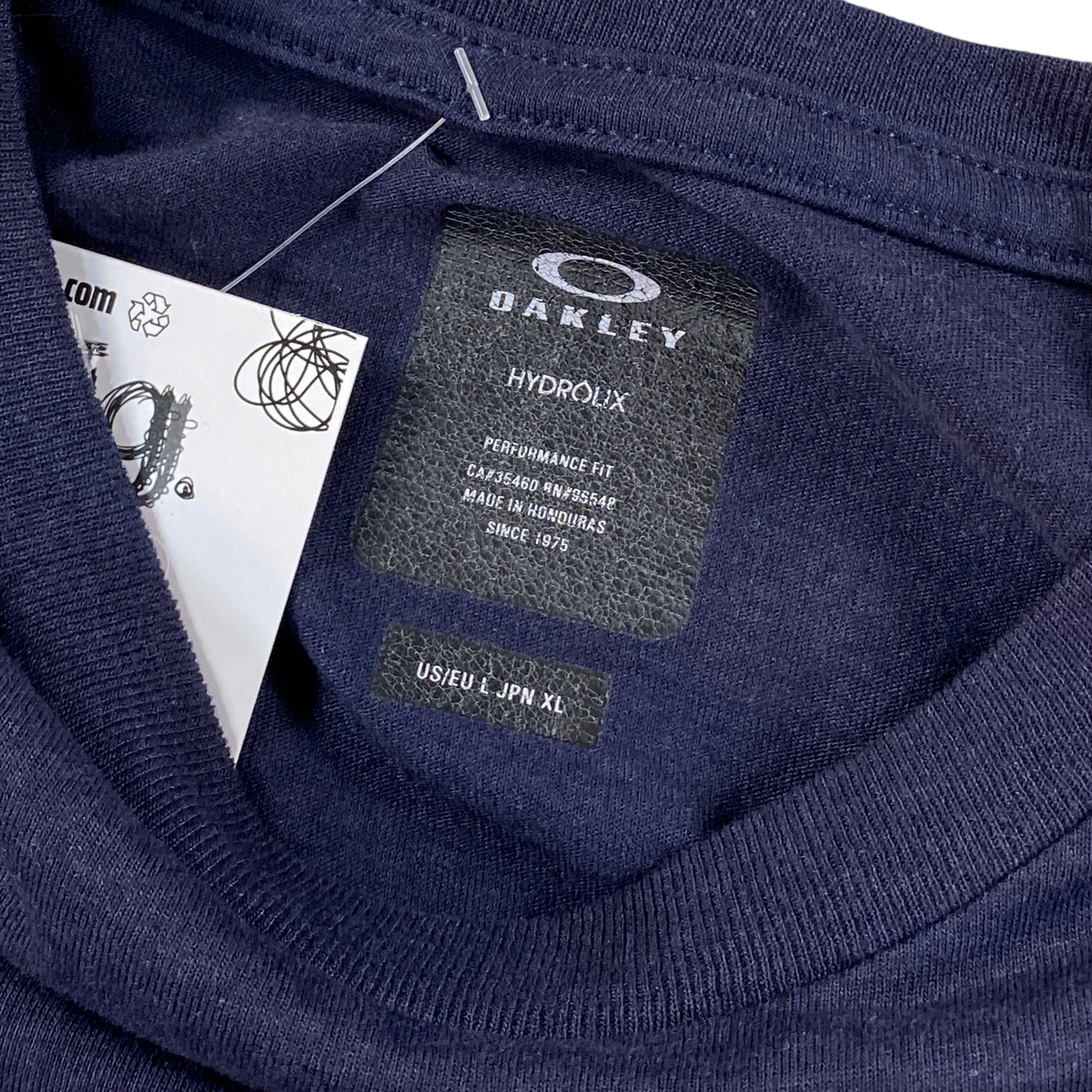 Digg It Thrift & Vintage navy blue Oakley Hydrolix performance t-shirt interior neck label and size tag