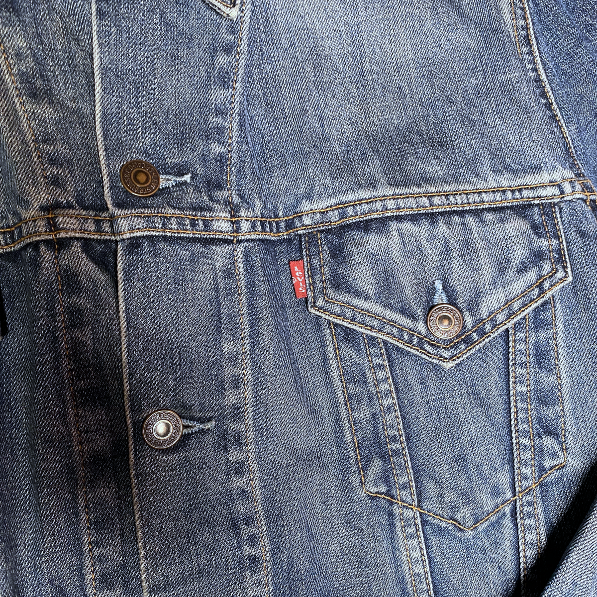 Digg It Thrift & Vintage blue denim Levi's trucker jacket with metal buttons and chest pocket detail