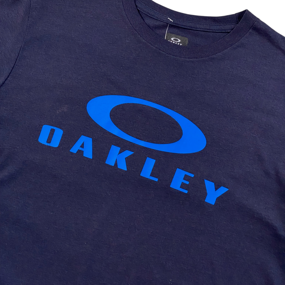 Digg It Thrift & Vintage navy blue Oakley Hydrolix t-shirt with a large bright blue logo graphic on the chest