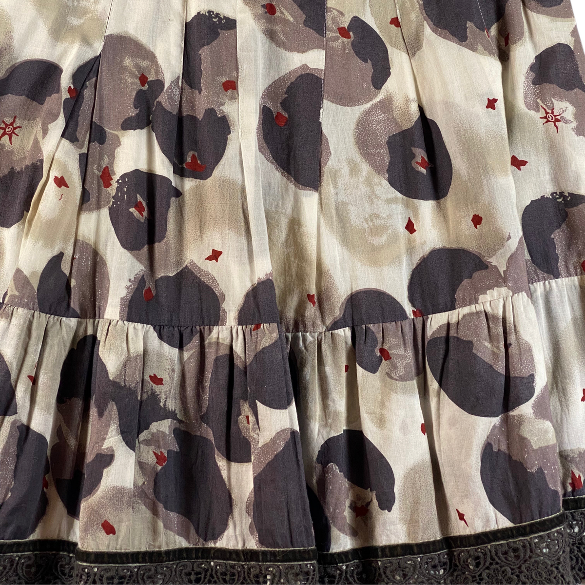 Digg It Thrift & Vintage Mais Il Est Où Le Soleil? pleated mini skirt with abstract grey floral print and lace trim