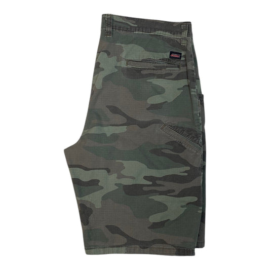 Digg It Thrift & Vintage Dickies woodland camo shorts in size 36 with a back pocket and branded logo patch.