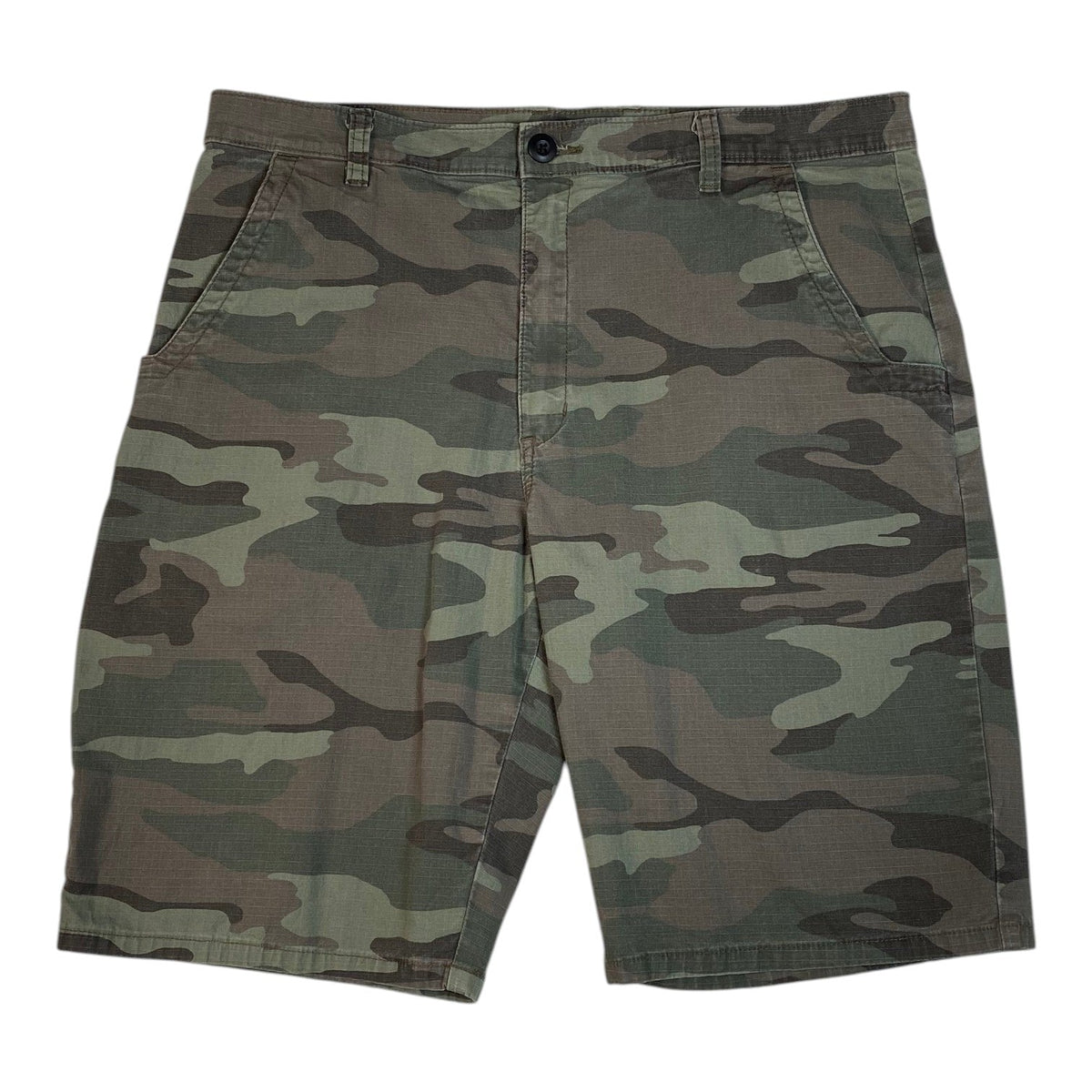 Digg It Thrift & Vintage Dickies woodland camo shorts in size 36 with a classic button and zip fly closure.
