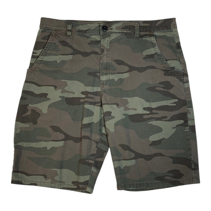 Digg It Thrift & Vintage Dickies woodland camo shorts in size 36 with a classic button and zip fly closure.