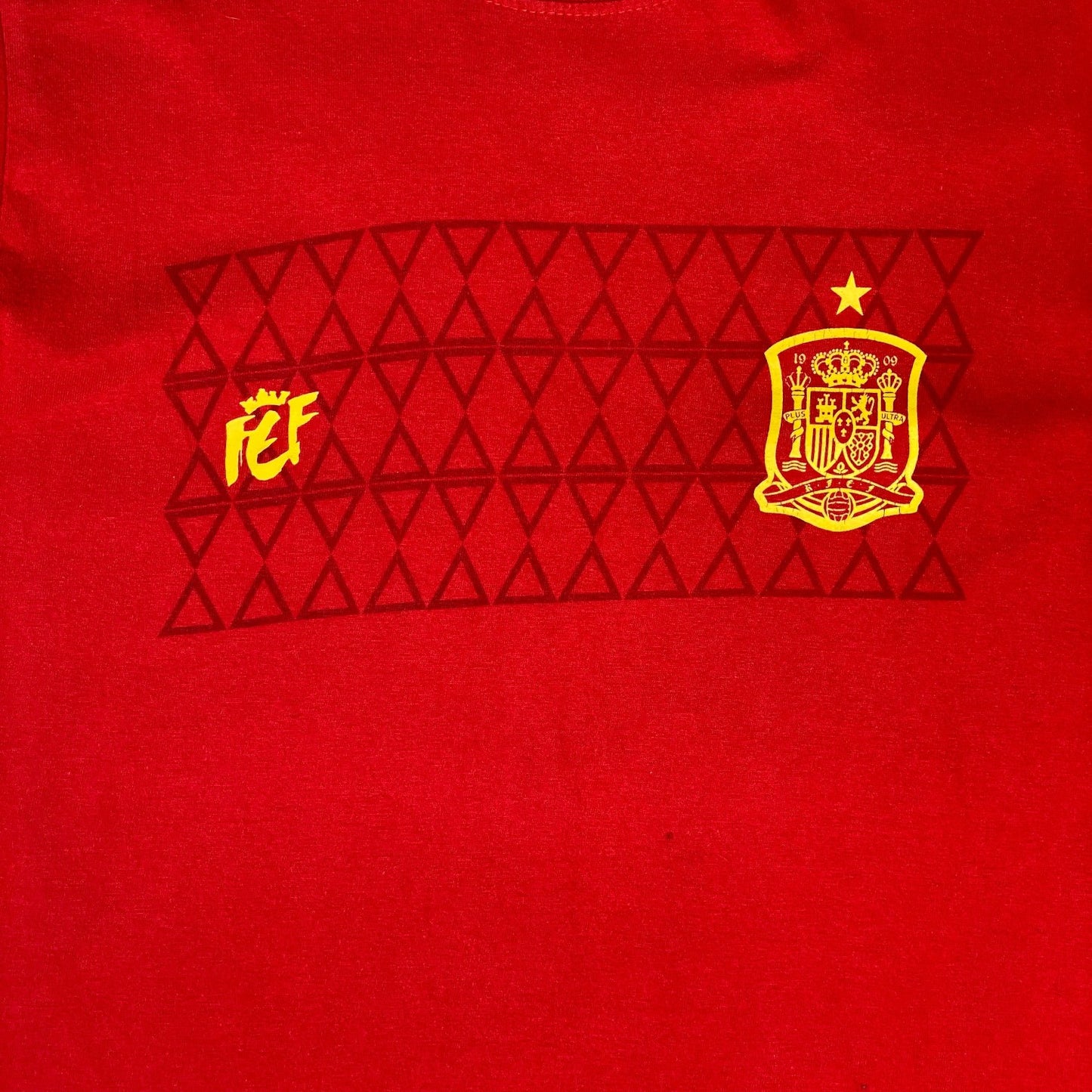 Digg It Thrift & Vintage Spain RFEF official red soccer t-shirt with yellow crest and geometric pattern, size Small
